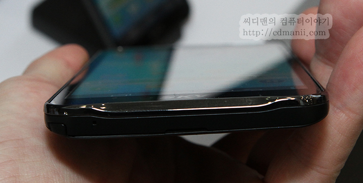 베가레이서2 사용기, 베가레이서2 스펙, LGT, KT, SKT, 블랙, 화이트, 색상, 출시, 동영상, 발표회 영상, 발표회, 재원, 음성인식, 퀄컴, 스냅드래곤, S4, S3, ICS, 아이스크림 샌드위치, ICS 4.0.3, 디자인, 세라믹, 배터리, 2020mAh, MP3LPA, 절전기술, CABC 절전기술, APT CAL, MSM8960, 절전, 촬영, 김치, 치즈, 하나둘셋, 스마일, 찍어, 업로드, 업데이트, 3D 다이얼, 스펙, 사용, 후기, 리뷰,베가레이서2 사용기 - 해가 넘어가고 새로운 스마트폰들이 이제 본격적으로 나올 준비를 하고 있습니다. Vega Racer로 톡톡히 재미를 보았던 펜텍 스카이에서 이번에는 새로운 스마트폰 베가레이서2를 들고 나옵니다. 이번에 가서 사용해 본 느낌으로는 전체적으로 무난하다는 느낌이 들었습니다. 기존에 비해서 화면 사이즈가 더 커졌고 퀄컴의 프로세스가 이제는 원칩으로 통합되면서 그동안 문제였던 발열과 전력소모를 잡았습니다. 그뿐만 아니라 성능도 이전보다 전체적으로 더 올라갔습니다. 베가레이서2 블랙 화이트 이렇게 두 모델이 동시에 나옵니다. 설명에 의하면 블랙 나오고 화이트 나오는 수순을 무시하고 동시에 두 색상의 모델을 나오게 할 것이라는군요. 맘에 드는 색상을 바로 선택하면 되겠죠. 화이트와 블랙은 후면 커버의 재질이 서로 다르더군요. 테두리 부분도 화이트는 은색 크롬 테두리가 그리고 블랙은 검은색 테두리로 되어 있습니다.