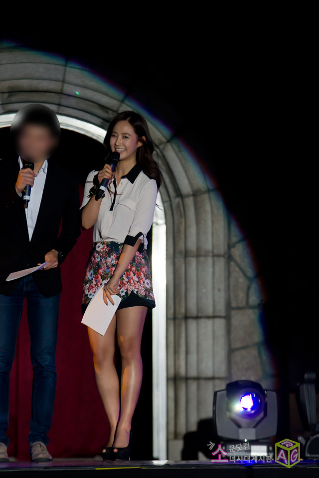 [PIC][10-10-2012]Yuri làm MC cho "4D ART SHOW" tại trường Đại học Chung Ang vào tối nay - Page 2 183949455075B8950BDCE7