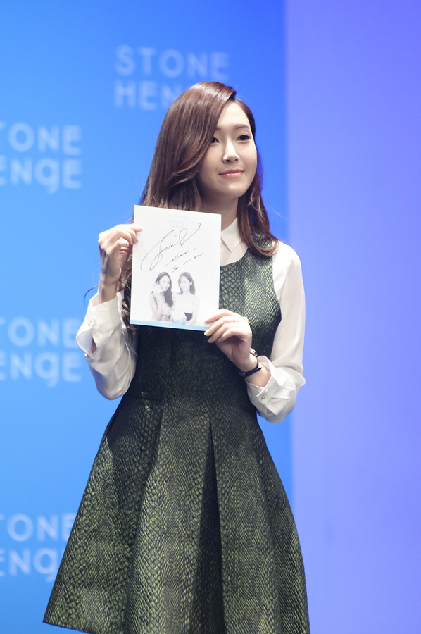 [PIC][01-12-2013]Jessica xuất hiện tại buổi fansign thứ 2 cho thương hiệu "STONEHENgE" vào trưa nay - Page 2 210D0D48529B92932A2920