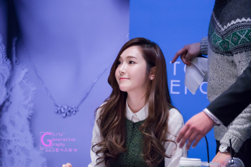 [PIC][01-12-2013]Jessica xuất hiện tại buổi fansign thứ 2 cho thương hiệu "STONEHENgE" vào trưa nay - Page 2 211AC850529C61051927B4