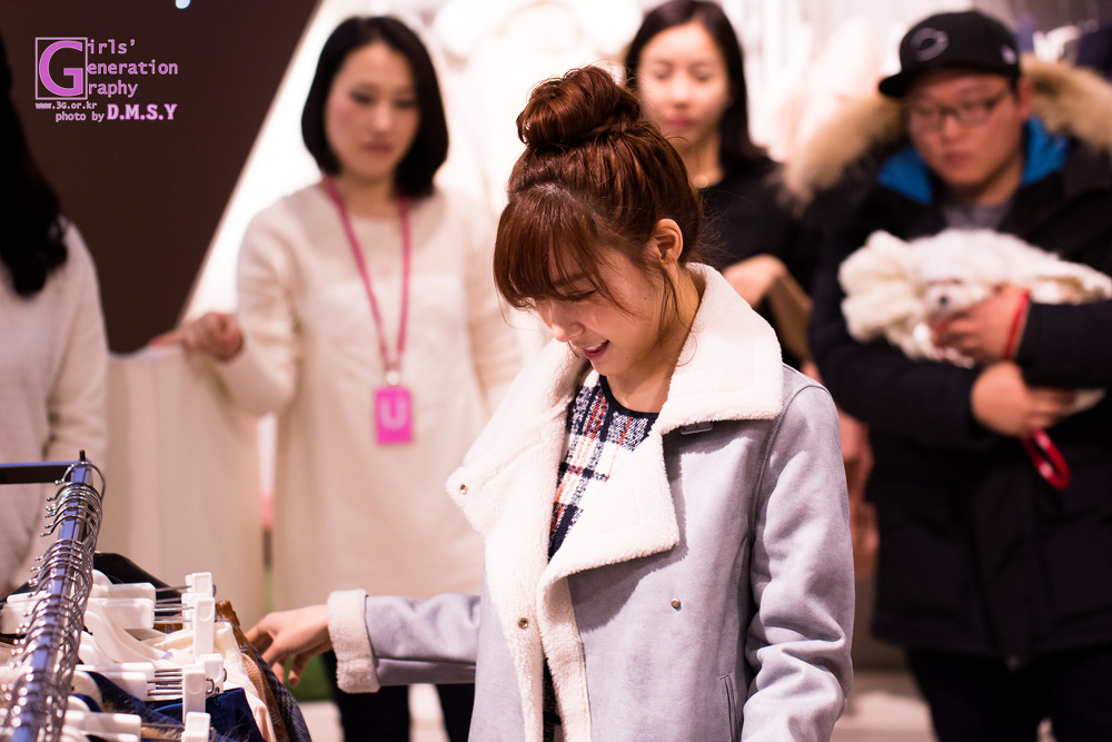[PIC][28-11-2013]Tiffany ghé thăm cửa hàng "QUA" ở Hyundai Department Store vào trưa nay 212A5B3B529745441315CC