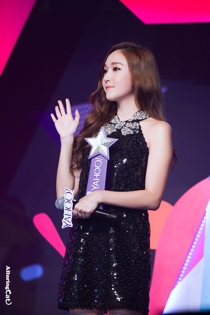 [PIC][07-12-2014]Jessica khởi hành đi Hồng Kông để tham dự "Yahoo Asia Buzz Award 2014" vào sáng nay - Page 3 2140F74F54B5147812E507