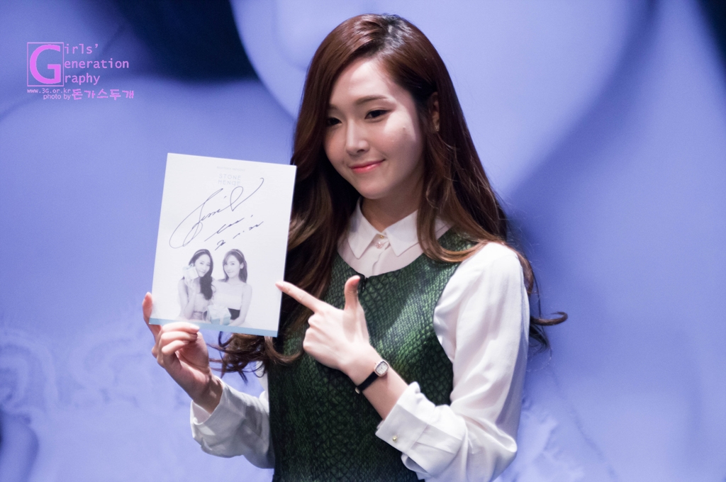 [PIC][01-12-2013]Jessica xuất hiện tại buổi fansign thứ 2 cho thương hiệu "STONEHENgE" vào trưa nay - Page 2 216AAC4D529C60AF0E1A6C