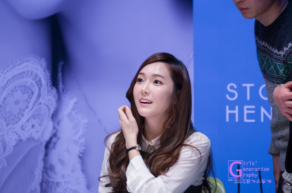 [PIC][01-12-2013]Jessica xuất hiện tại buổi fansign thứ 2 cho thương hiệu "STONEHENgE" vào trưa nay - Page 2 22212150529C6100159C99