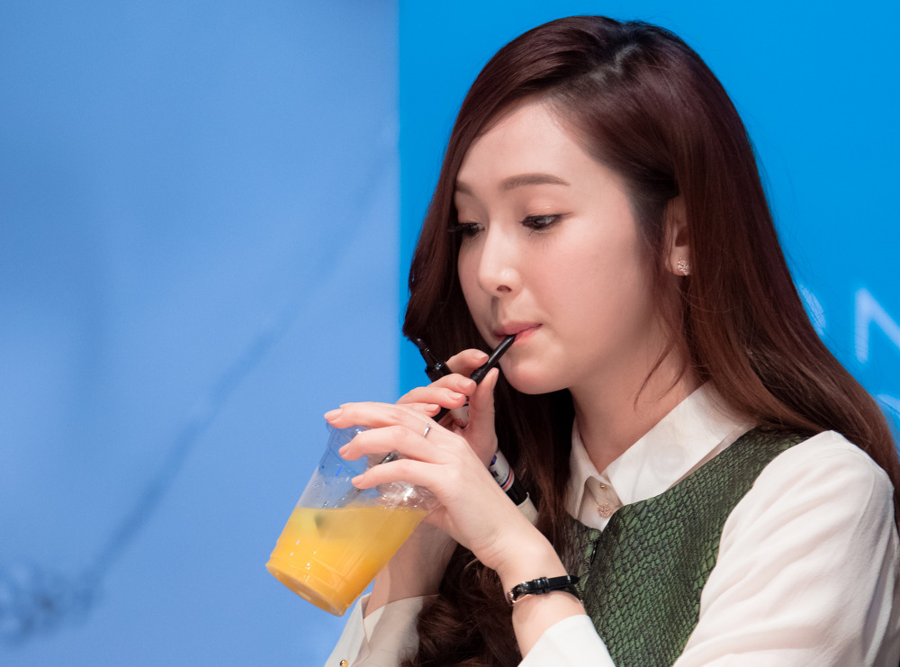 [PIC][01-12-2013]Jessica xuất hiện tại buổi fansign thứ 2 cho thương hiệu "STONEHENgE" vào trưa nay - Page 2 2254313C529E7B1B24110D