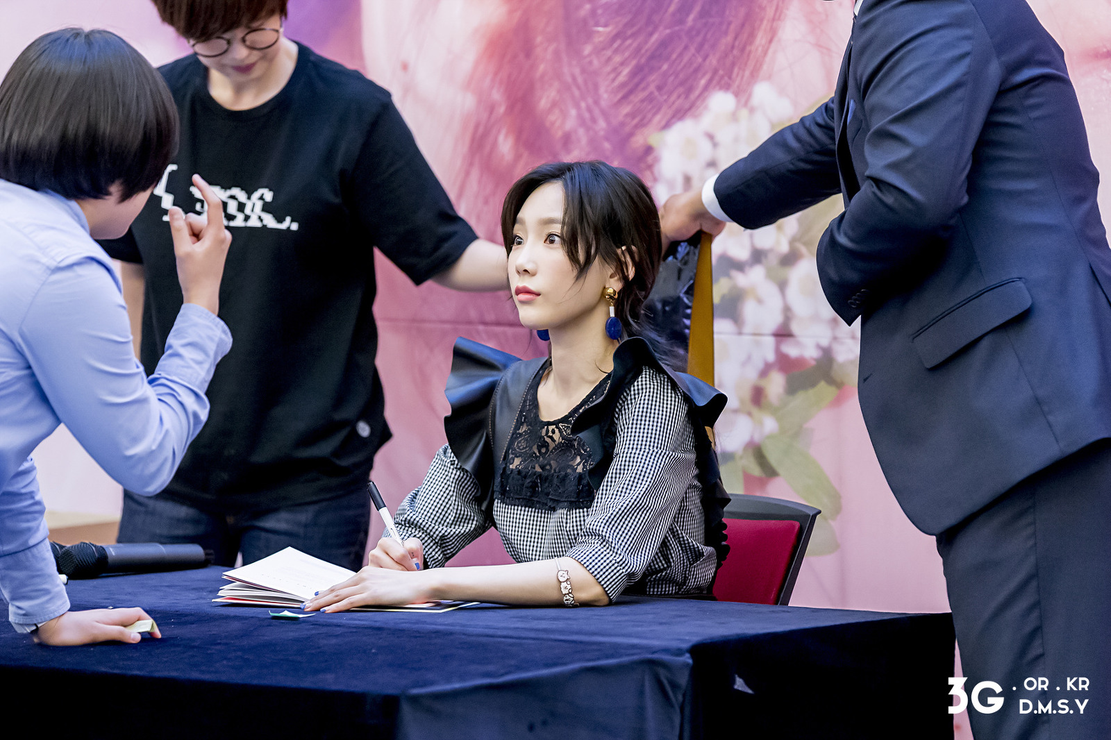[PIC][16-04-2017]TaeYeon tham dự buổi Fansign cho “MY VOICE DELUXE EDITION” tại AK PLAZA vào chiều nay  - Page 5 227A574558FDD8F01D1899