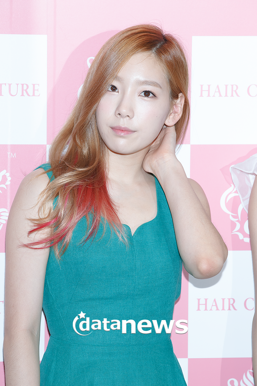 [PIC][26-07-2013]Tiffany - TaeYoen - SeoHyun và HyoYeon xuất hiện tại buổi fansign cho "Hair Couture" vào chiều nay 227DBA3D51F670092D59D8