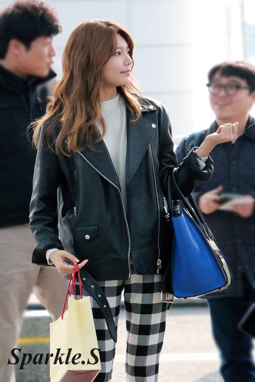 [PIC][04-02-2015]SooYoung xuất phát đi Hồng Kông để tham dự buổi fansign cho thương hiệu mỹ phẩm "LLang" - Page 6 2368F54754FF18DE128310