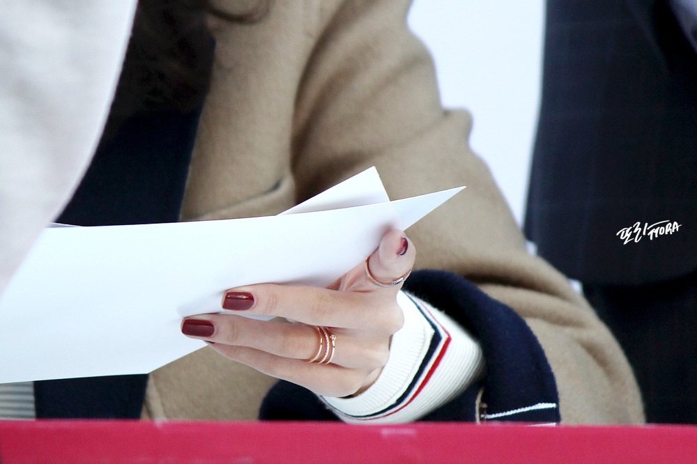 [PIC][24-10-2015]YoonA tham dự buổi fansign cho thương hiệu "LOVCAT" vào chiều nay - Page 6 2408C54E565AF02F20D38B