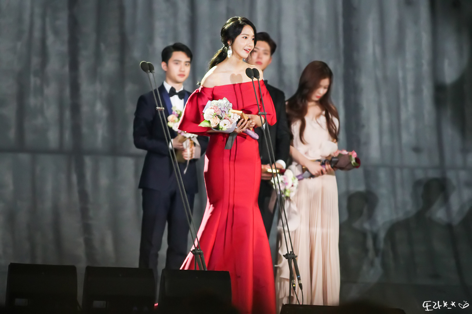 [PIC][03-05-2017]YoonA tham dự "53rd Baeksang Arts Awards" vào chiều nay + Giành "Most Popular Actress or Star Century Popularity Award (in Film)" - Page 2 250DAB35590C665219F33E