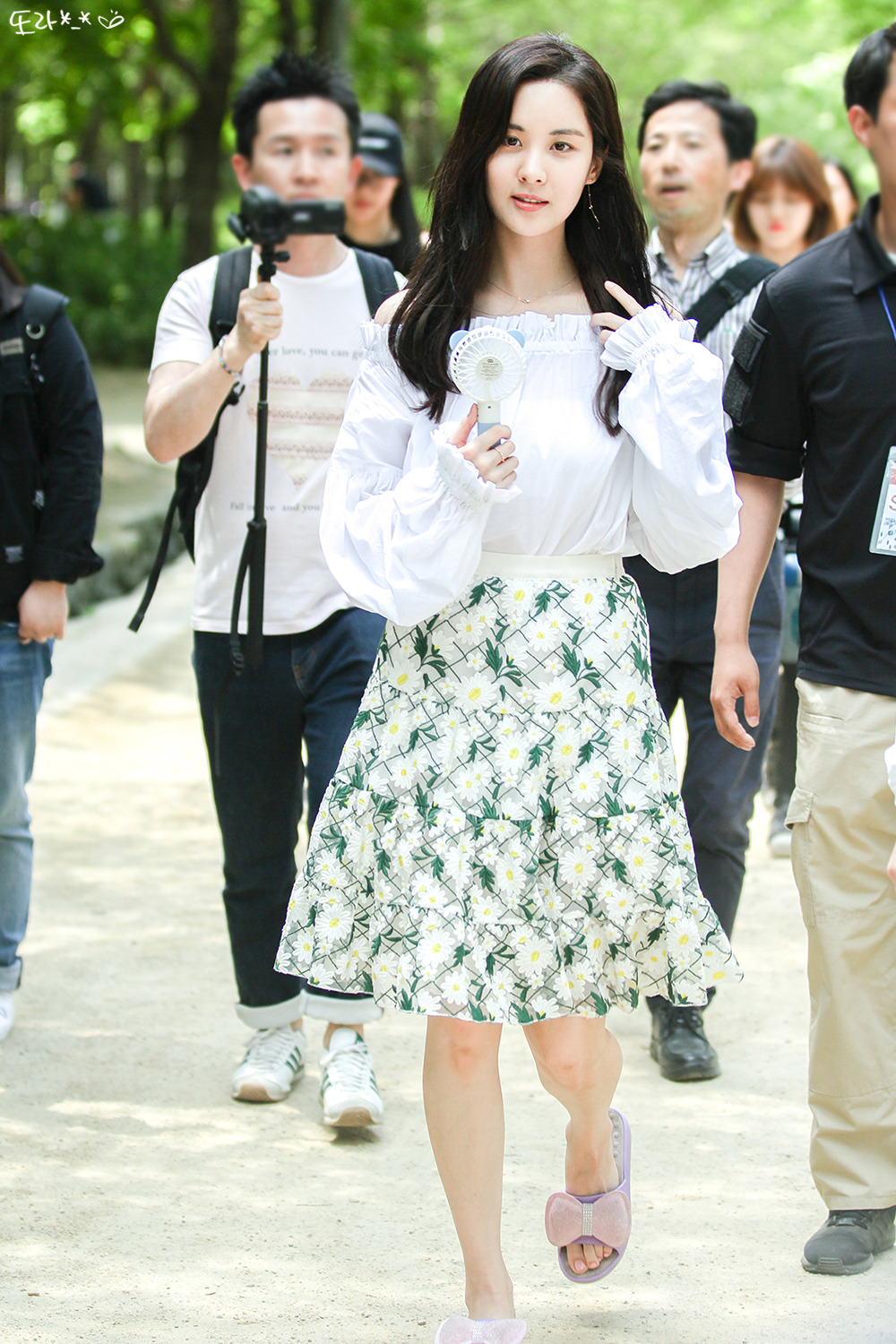  [PIC][03-06-2017]SeoHyun tham dự sự kiện “City Forestival - Maeil Duyou 'Confidence Diary'” vào chiều nay - Page 3 252C14485937A63801310C