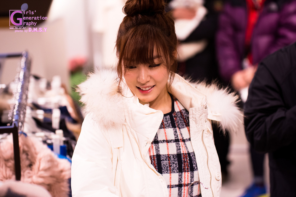 [PIC][28-11-2013]Tiffany ghé thăm cửa hàng "QUA" ở Hyundai Department Store vào trưa nay 254CEA38529744CD04A08F