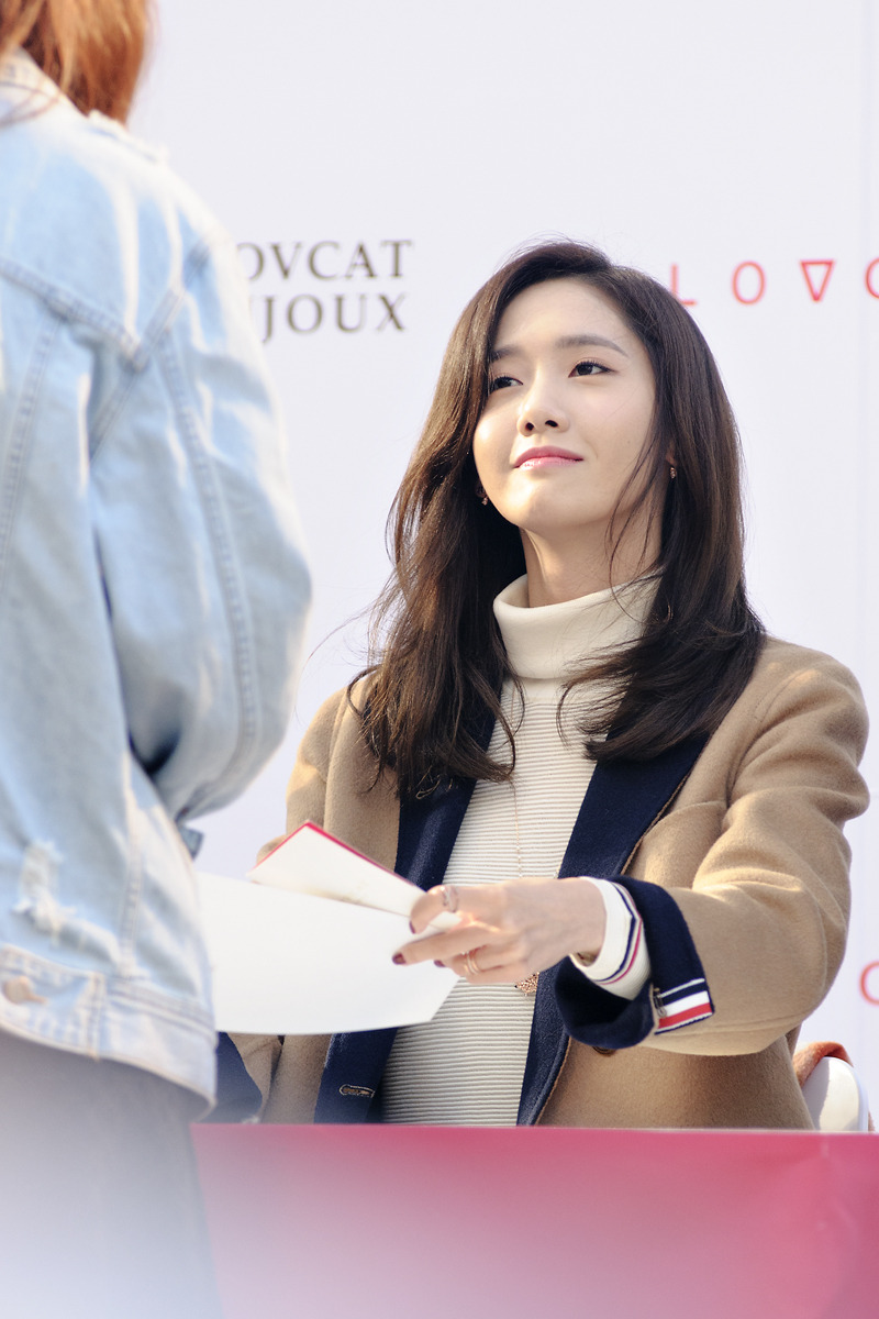 [PIC][24-10-2015]YoonA tham dự buổi fansign cho thương hiệu "LOVCAT" vào chiều nay - Page 4 25753F39562B8ED5051A9F