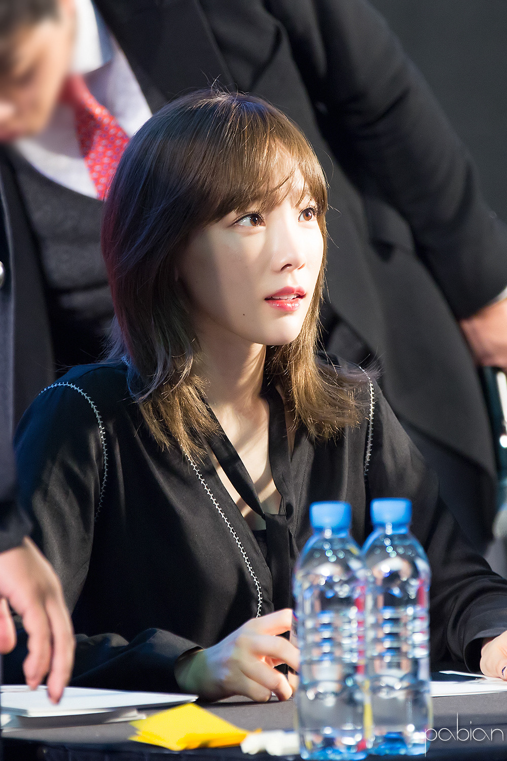 [PIC][18-11-2016]TaeYeon khởi hành đi Busan để tham dự buổi Fansign cho thương hiệu "Sword & Magic" vào hôm nay - Page 3 2647694C582ED5FE080E4E