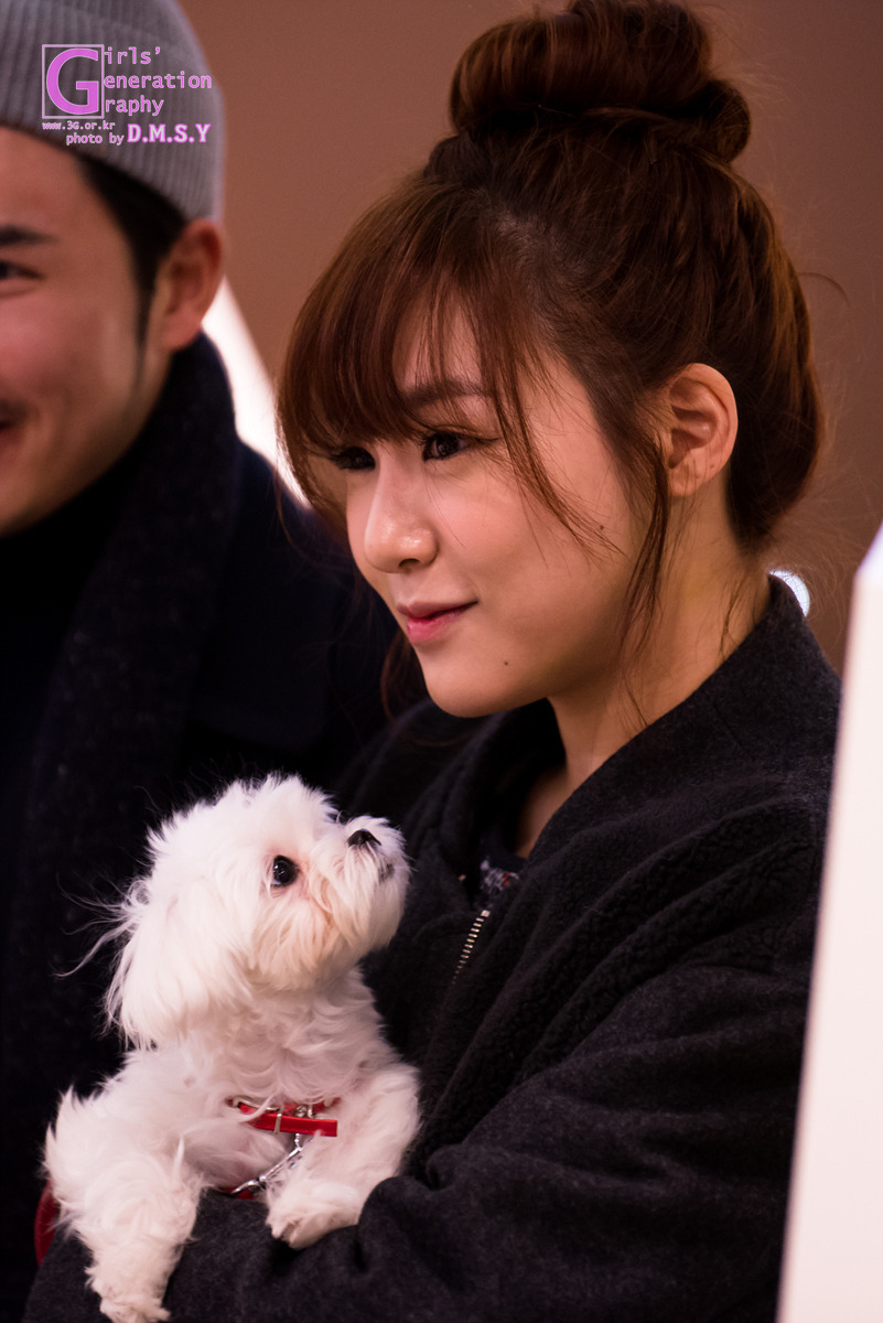 [PIC][28-11-2013]Tiffany ghé thăm cửa hàng "QUA" ở Hyundai Department Store vào trưa nay - Page 2 27502A3A5297454B10B4AF