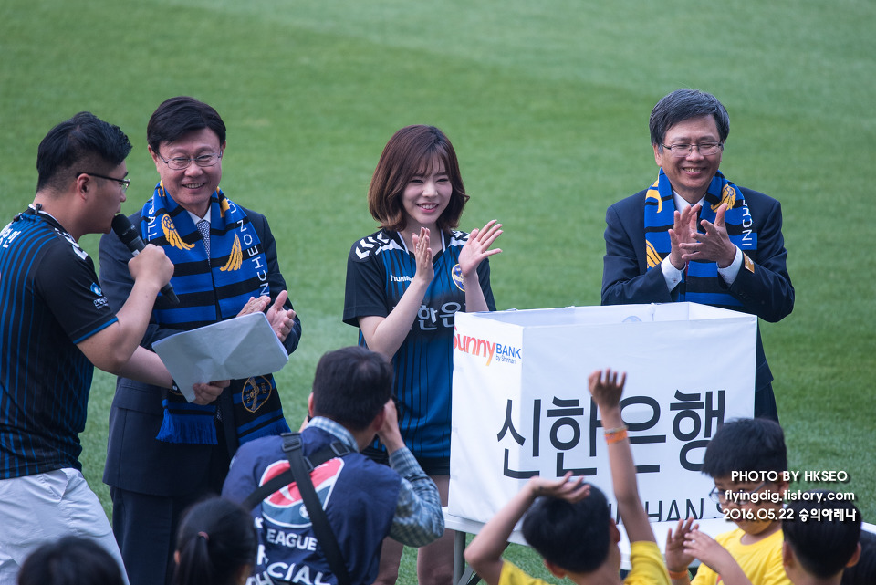 [PIC][22-05-2016]Sunny tham dự sự kiện "Shinhan Bank Vietnam & Korea Festival"  tại SVĐ Incheon Football Stadium vào hôm nay 2768CE3A5741B31A310020