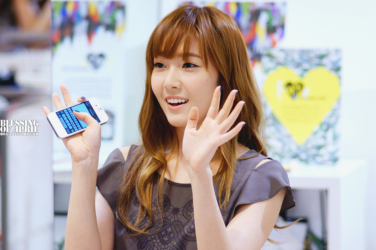 [PIC][15-06-2012]Jessica ghé thăm cửa hàng "COMING STEP" tại Gangnam vào trưa nay - Page 2 140865504FDB416D156440