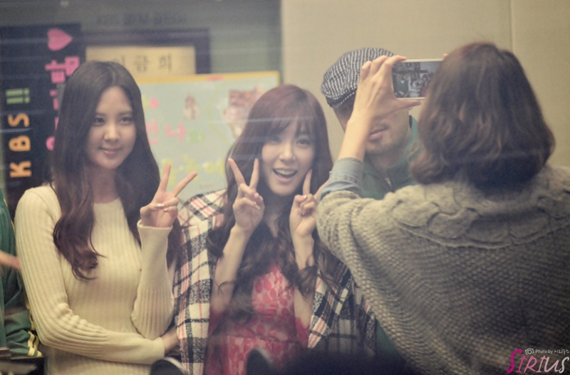[PIC][29-10-2013]SeoHyun và Tiffany xuất hiện tại "KBS Cool FM Radio Jo JungChi & Harim 2 o'clock" vào trưa nay 21075C4D526FE8E90E1D74