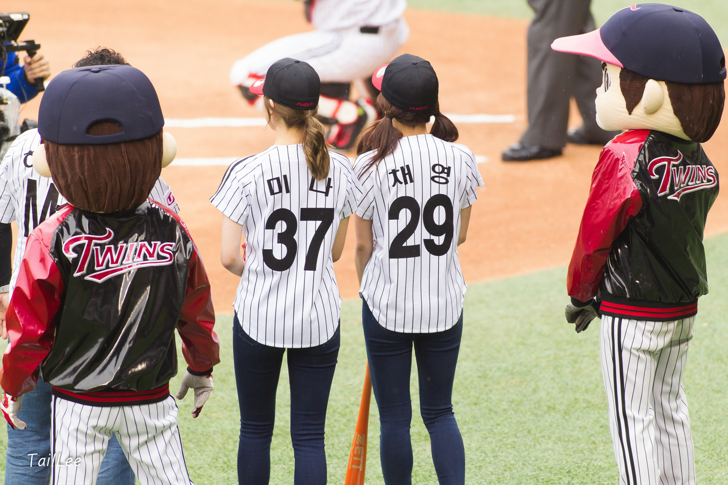 161016 LG Twins First Pitch, TWICE Mina