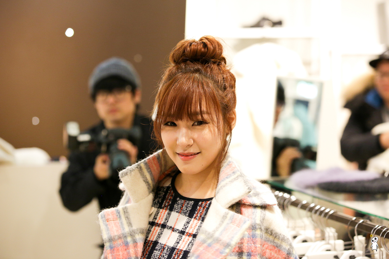 [PIC][28-11-2013]Tiffany ghé thăm cửa hàng "QUA" ở Hyundai Department Store vào trưa nay - Page 3 2133064252980C90093748