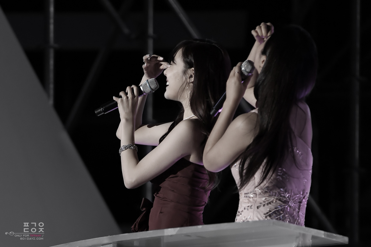 [PIC][01-09-2013]Hình ảnh mới nhất từ "Incheon Korean Music Wave 2013" của SNSD và MC YulTi vào tối nay - Page 5 2156CD36522C6B8835FF44
