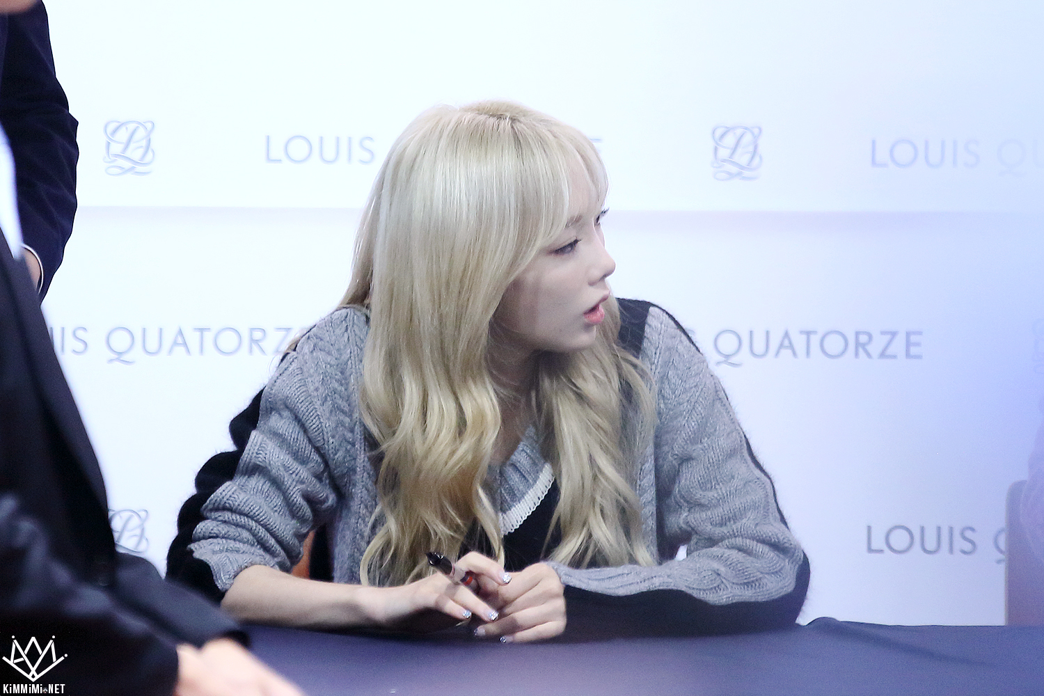 [PIC][27-11-2015]TaeTiSeo tham dự buổi Fansign cho thương hiệu "Louis Quartoze" tại Lotte Department Store Busan vào chiều nay - Page 6 2178033956A758B0046936