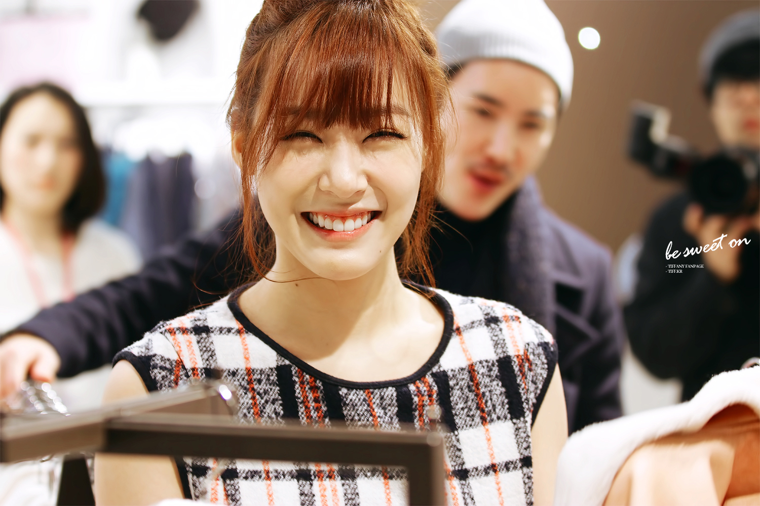 [PIC][28-11-2013]Tiffany ghé thăm cửa hàng "QUA" ở Hyundai Department Store vào trưa nay - Page 3 2210F746529C93D1254FB3