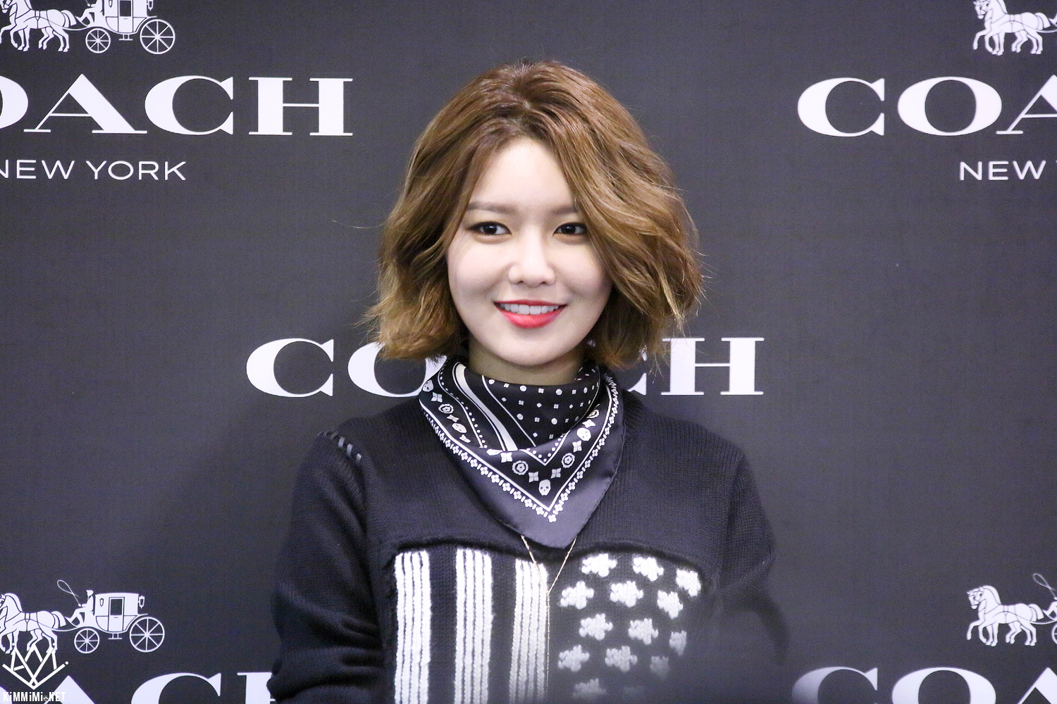  [PIC][27-11-2015]SooYoung tham dự buổi Fansign cho thương hiệu "COACH" tại Lotte Department Store Busan vào trưa nay - Page 2 2222564356BB25251AE17A