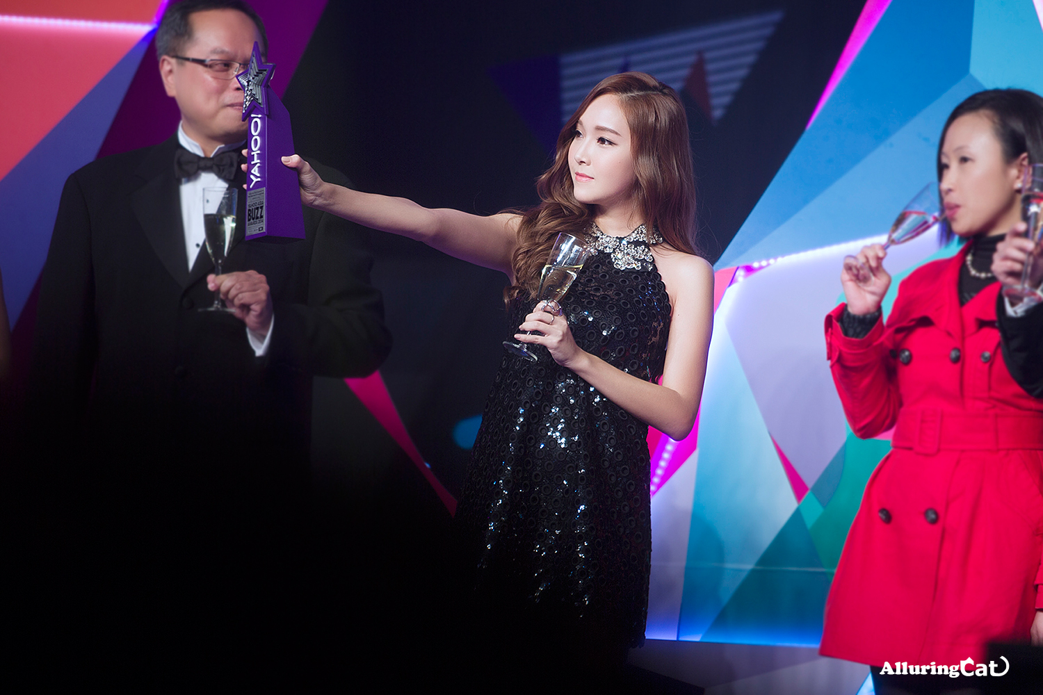 [PIC][07-12-2014]Jessica khởi hành đi Hồng Kông để tham dự "Yahoo Asia Buzz Award 2014" vào sáng nay - Page 3 2435184F54B514AC266543