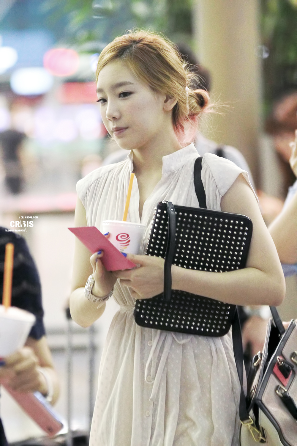 [PIC][26-07-2013]Tiffany - TaeYeon và Sunny khởi hành đi LA để hát Quốc ca mở màn cho trận đấu bóng chày giữa 2 đội Los Angeles Dodgers và Cincinnati Reds vào tối nay - Page 5 243CDD3D51FBD1F337A185