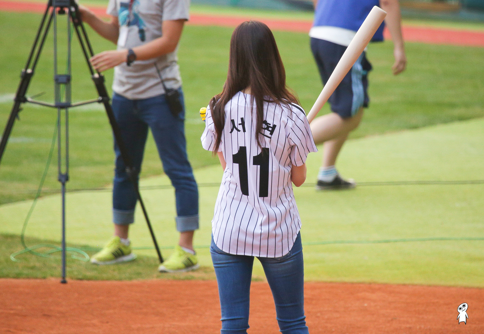[PIC][27-08-2013]TaeYeon và SeoHyun ném bóng mở màn cho trận đấu bóng chày tại SVĐ Jamsil vào chiều nay - Page 2 250C583D521CBD801A7D7E