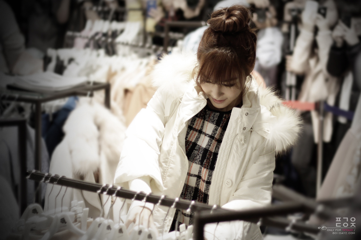 [PIC][28-11-2013]Tiffany ghé thăm cửa hàng "QUA" ở Hyundai Department Store vào trưa nay - Page 2 251A684B529756BA20E3E0