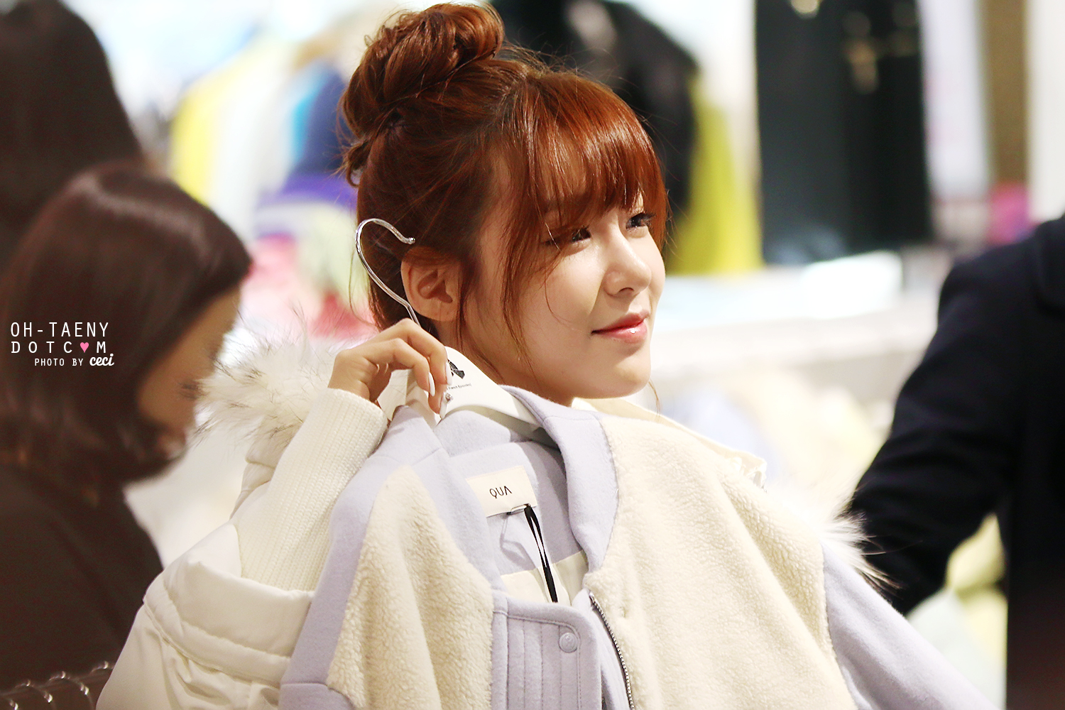 [PIC][28-11-2013]Tiffany ghé thăm cửa hàng "QUA" ở Hyundai Department Store vào trưa nay - Page 3 254A134E529B241E06ACDA