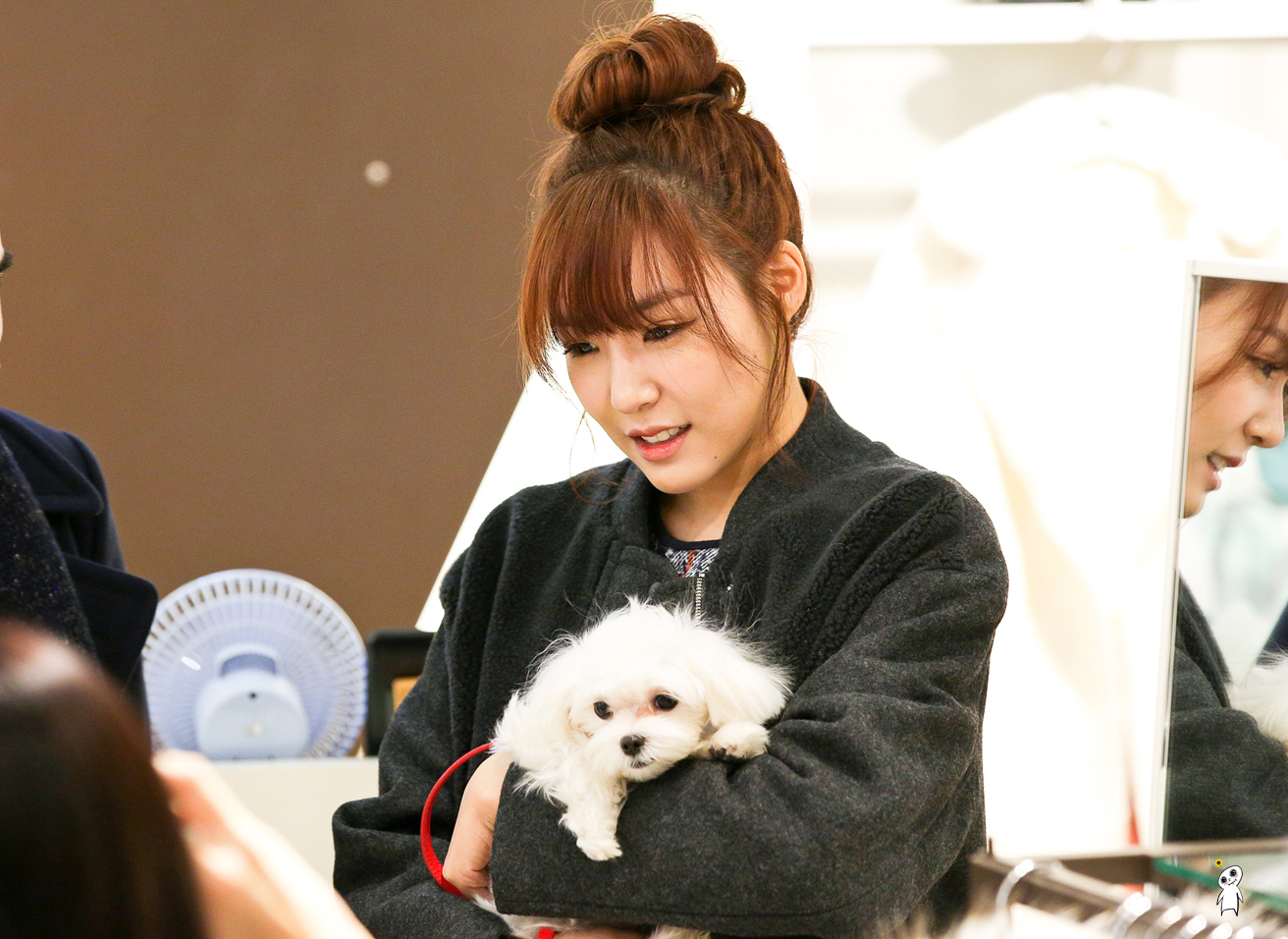 [PIC][28-11-2013]Tiffany ghé thăm cửa hàng "QUA" ở Hyundai Department Store vào trưa nay - Page 3 2552E14052980CBE2F7FF1