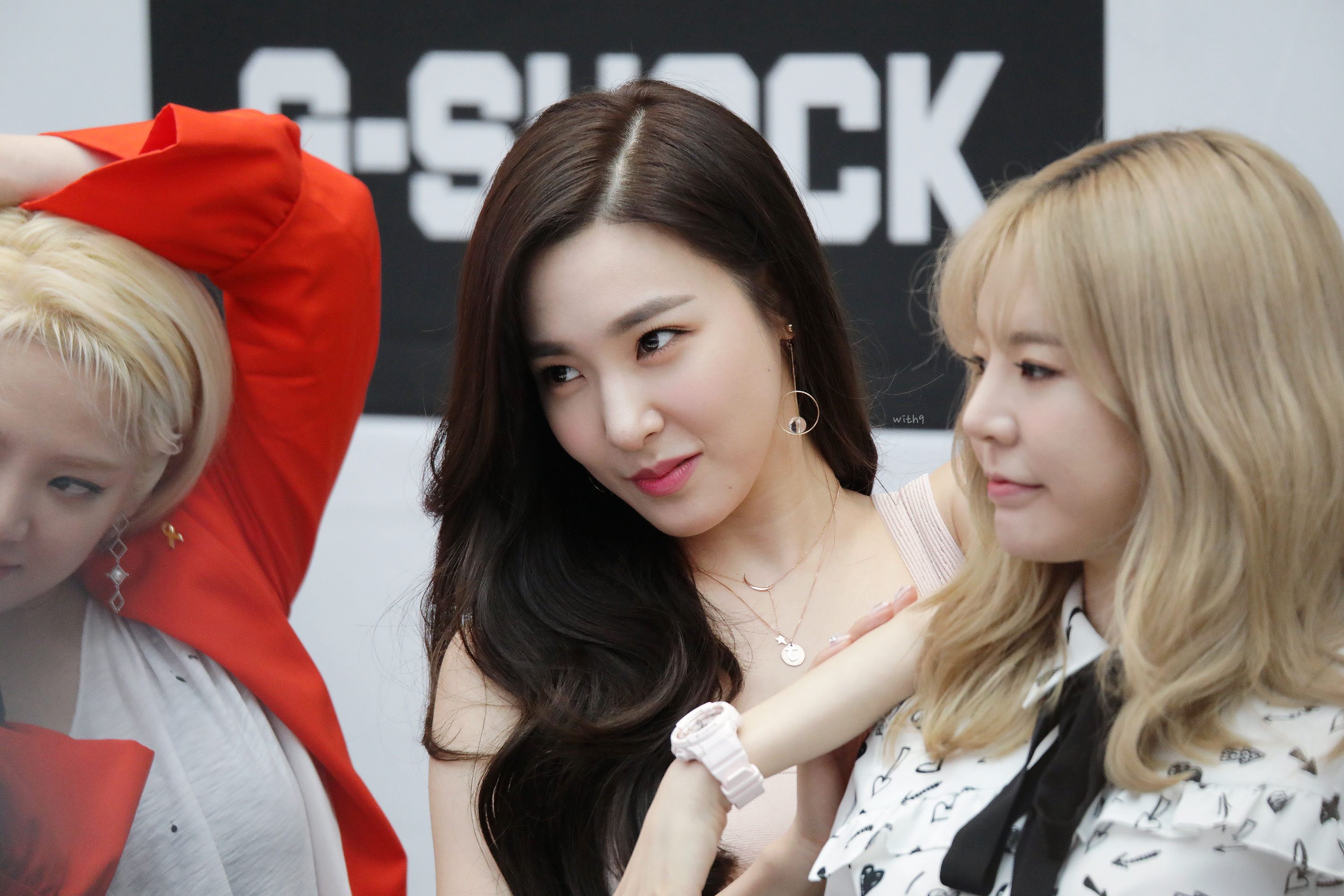 [PIC][16-04-2017]TaeYeon – Sunny – Tiffany – HyoYeon và SooYoung tham dự buổi Fansign cho “G-SHOCK CRAZY TOUGHNESS” vào chiều nay - Page 6 270B623758F3798323F022