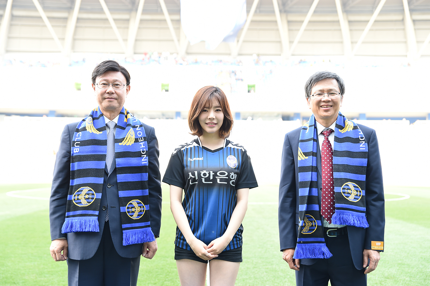 [PIC][22-05-2016]Sunny tham dự sự kiện "Shinhan Bank Vietnam & Korea Festival"  tại SVĐ Incheon Football Stadium vào hôm nay 27253E495742F0D72E6CD9