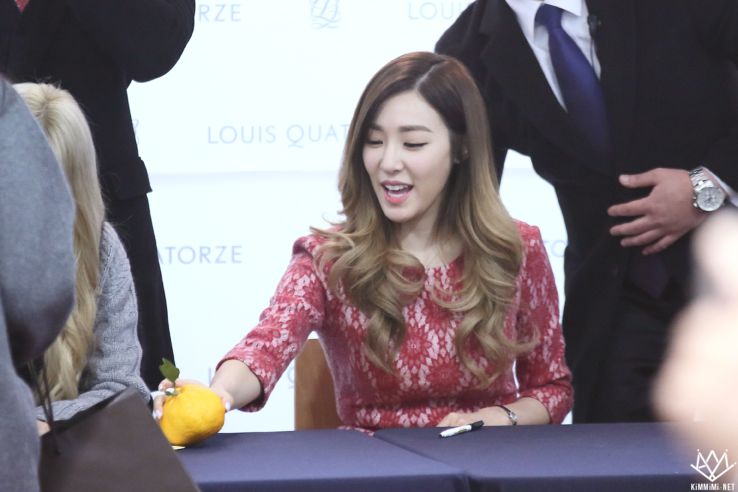 [PIC][27-11-2015]TaeTiSeo tham dự buổi Fansign cho thương hiệu "Louis Quartoze" tại Lotte Department Store Busan vào chiều nay - Page 6 27457B3C56A75BA1029CBE