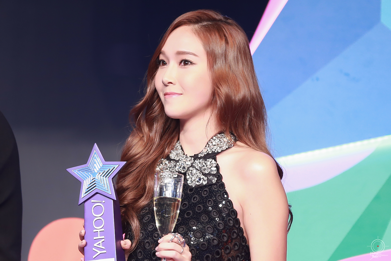 [PIC][07-12-2014]Jessica khởi hành đi Hồng Kông để tham dự "Yahoo Asia Buzz Award 2014" vào sáng nay - Page 3 275ED73E548FCF372704EC